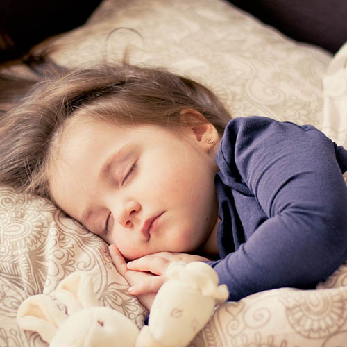  une maman avec son bébé pharmacie de la Mairie